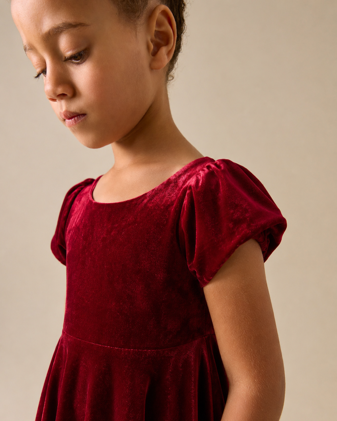 Robe Rosabelle en velours rubis à manches bouffantes
