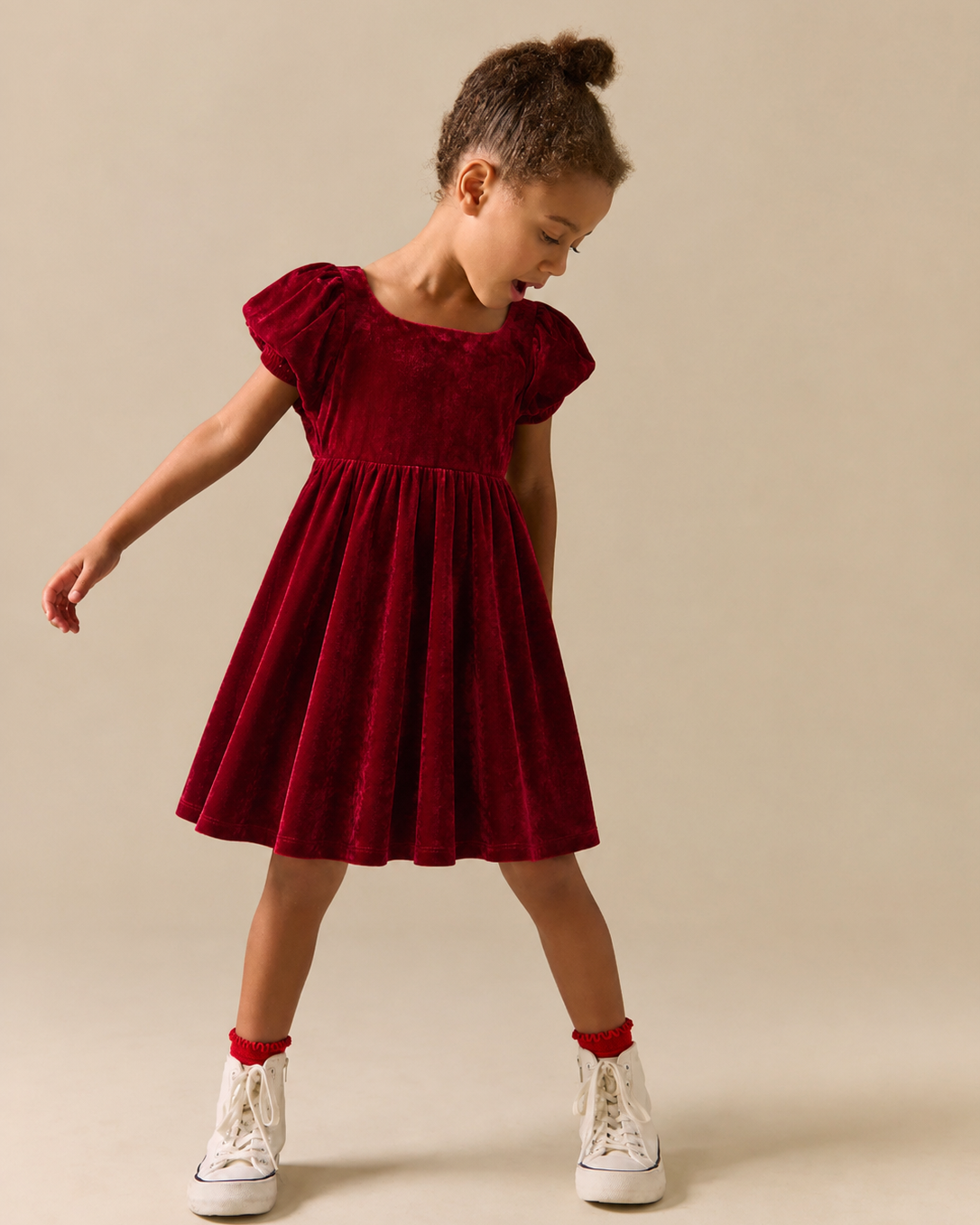 Robe Rosabelle en velours rubis à manches bouffantes